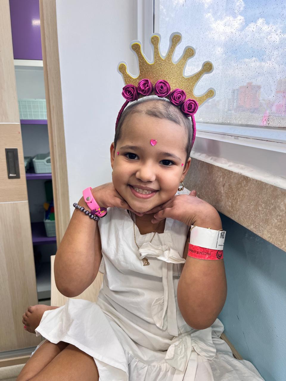 Niña con corona sonriendo — acompañamiento integral Fundación Sanar